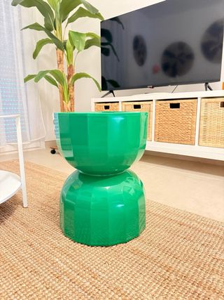 Mesa auxiliar o taburete moderno verde