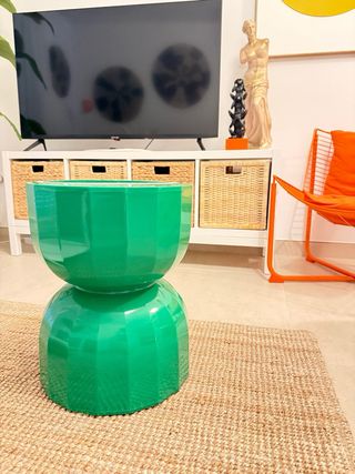 Mesa auxiliar o taburete moderno verde