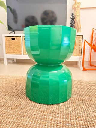 Mesa auxiliar o taburete moderno verde