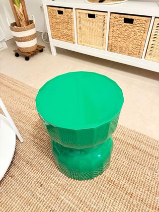 Mesa auxiliar o taburete moderno verde