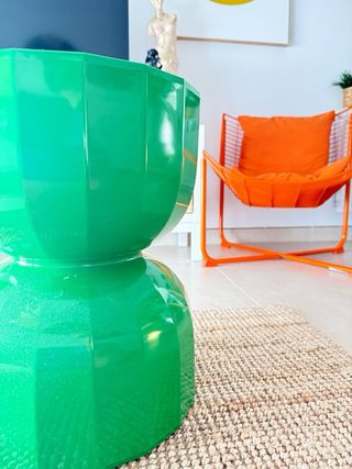 Mesa auxiliar o taburete moderno verde