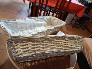 Cestas de mimbre blancas dos tamaños