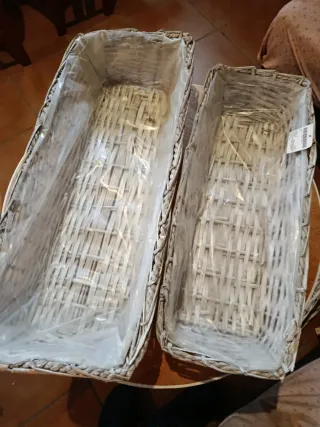 Cestas de mimbre blancas dos tamaños