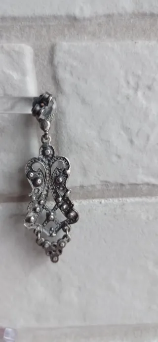 Pendientes vintage isabelinos.