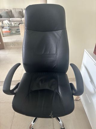 Silla de oficina ergonómica negra.