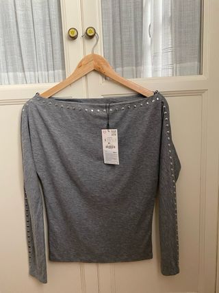 Camiseta Zara tachuelas