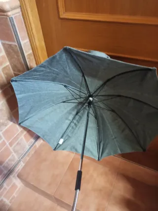 Sombrilla gris para cochecito con soporte