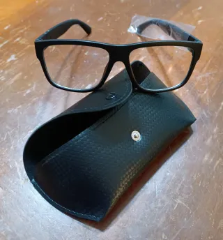 Occhiali da sole neri con custodia