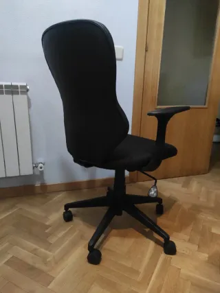 Silla de escritoro púrpura y negra