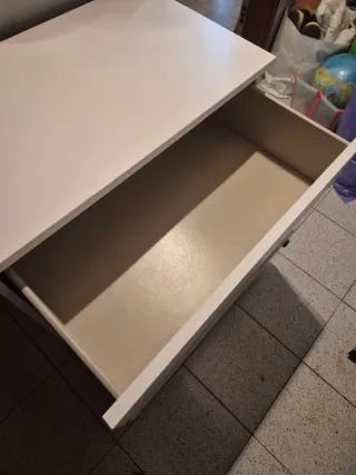 Cómoda blanca de madera