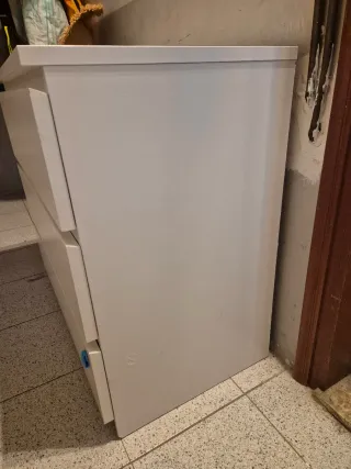 Cómoda blanca de madera