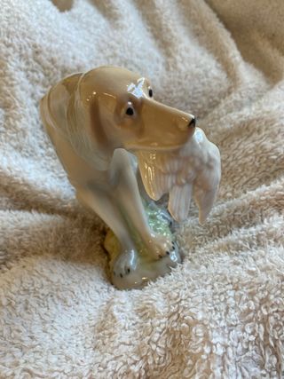 Figura de perro de porcelana con ave