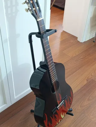 Guitarra negra con diseño de llamas