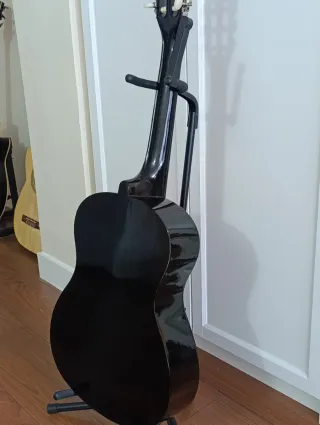 Guitarra negra con diseño de llamas