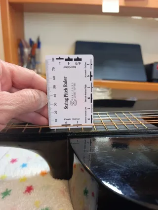 Guitarra negra con diseño de llamas