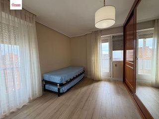 Piso en alquiler en Plaza España - Villa Pilar - Reyes Católicos - Vadillos en Burgos