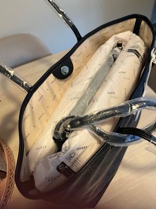 Bolso Tote Guess Negro y Beige