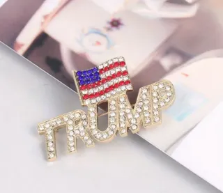 Spilla e 5 bracciali Trump 2024