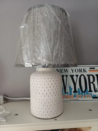 Lampada da tavolo in ceramica con design a rombi