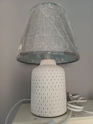 Lampada da tavolo in ceramica con design a rombi