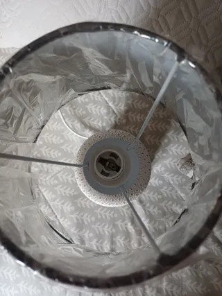 Lampada da tavolo in ceramica con design a rombi