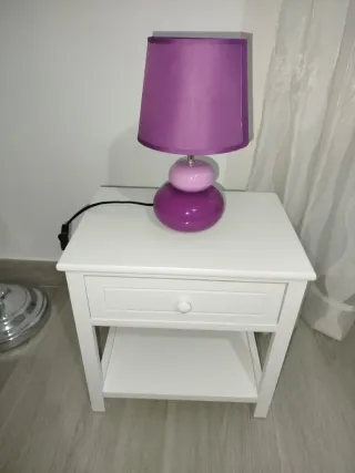 Mesita de noche blanca con lamparita de regalo