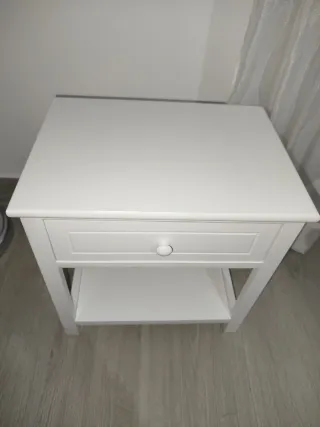 Mesita de noche blanca con lamparita de regalo