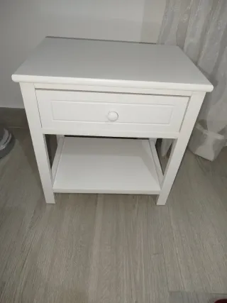 Mesita de noche blanca con lamparita de regalo