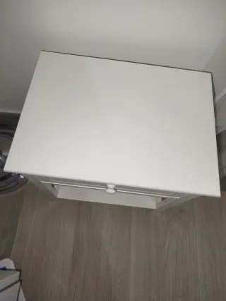 Mesita de noche blanca con lamparita de regalo