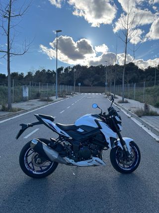 Suzuki GSX-S750 A2 Blanca y Azul