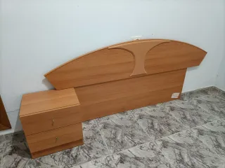 Cabecero y mesita de noche de madera