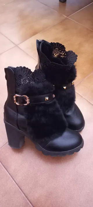 Botines elegantes negros con encaje