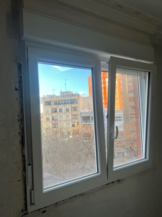 Ventana con persiana
