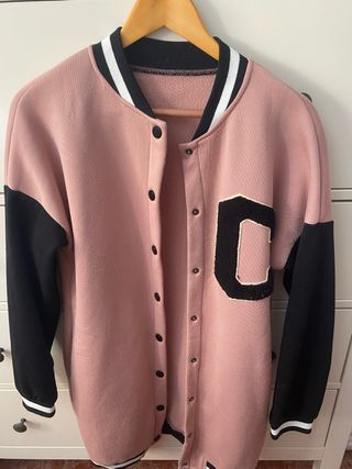 Chaqueta deportiva rosa y negra