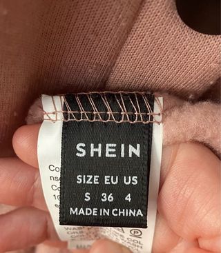 Chaqueta deportiva rosa y negra