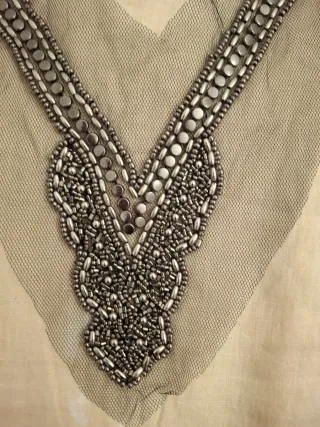 Cuello de pedrería y abalorios