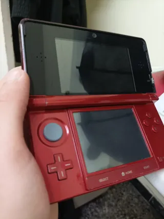 Nintendo 3DS Rossa + Caricatore + 2 giochi + stilo