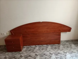 Cabecero y mesita de noche de madera