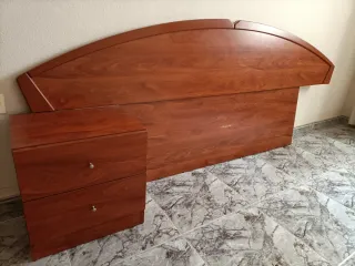Cabecero y mesita de noche de madera