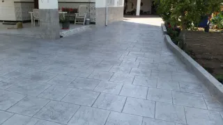 Pavimento impreso gris y marrón