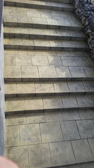 Pavimento impreso gris y marrón