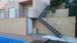 Pavimento impreso gris y marrón