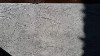 Pavimento impreso gris y marrón