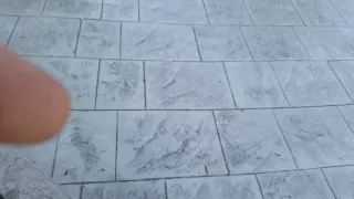 Pavimento impreso gris y marrón