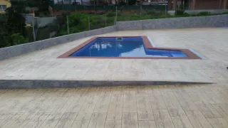 Pavimento impreso gris y marrón