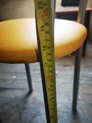 Silla de metal y plástico amarilla