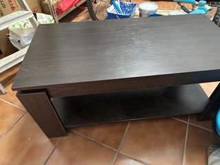 Mesa de salón marrón de madera