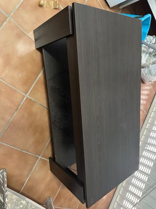 Mesa de salón marrón de madera