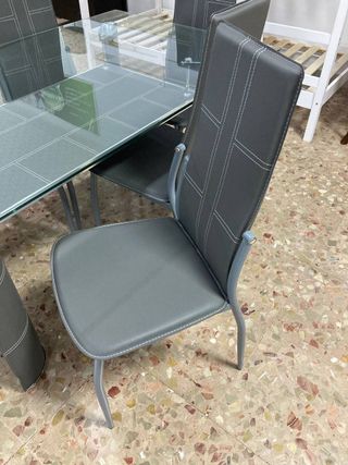 Mesa de cristal con 6 sillas grises