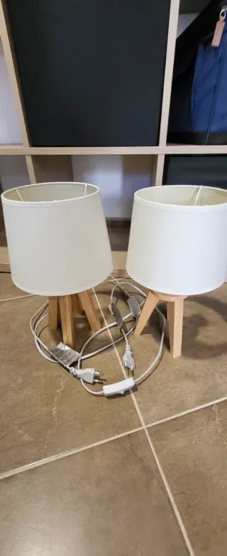 Lampada da tavolo a treppiede in tessuto e legno